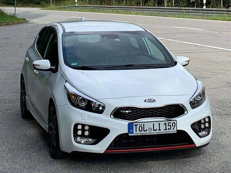 Weiß Gebraucht 2018 Kia Ceed GT-Track Limousine | 13.249 € (Fairer Preis) - Bild 1/4
