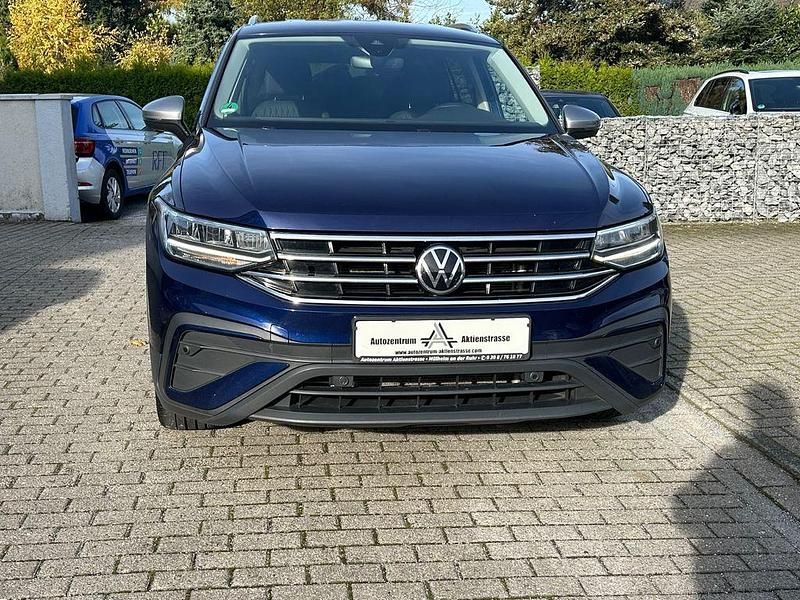 Atlantic blue metallic Gebraucht 2022 VW Tiguan Allspace SUV | 23.999 € (Fairer Preis) - Bild 1/4