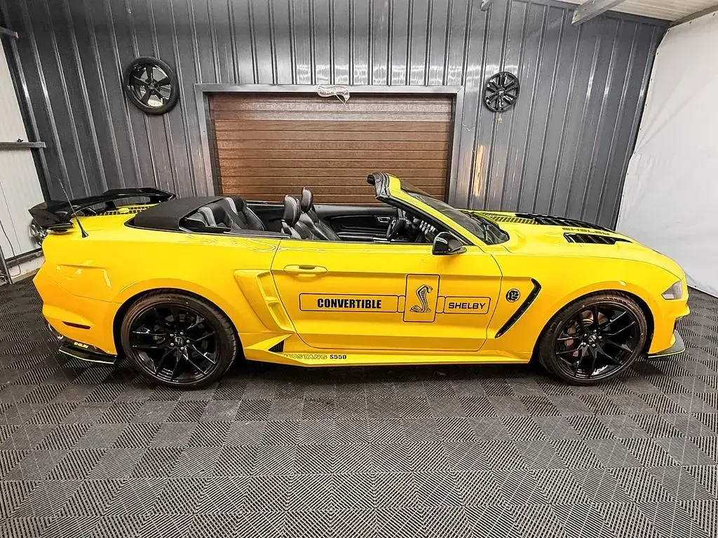 Second-hand Ford Mustang 449 CP (330 kW) 2021 Galben Cabrio