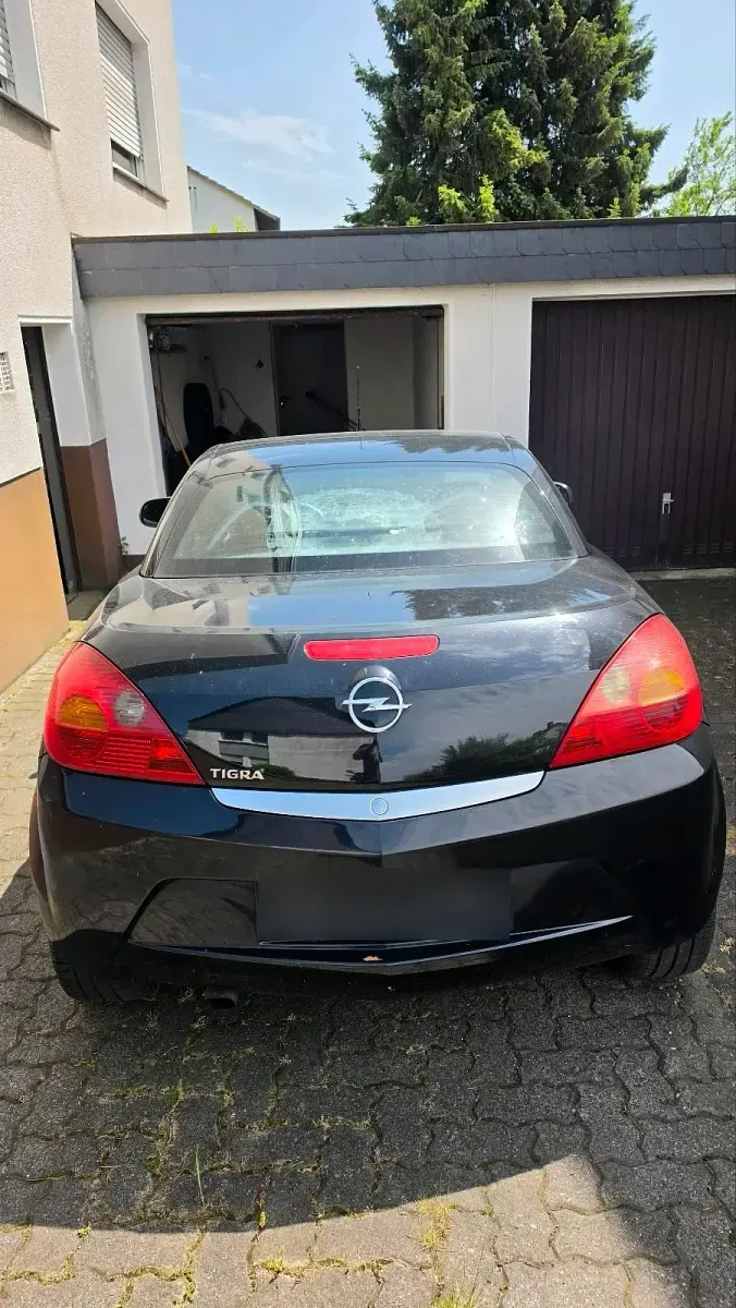 Używany Opel Tigra 90 KM (66 kW) 2006 Czarny Kabriolet
