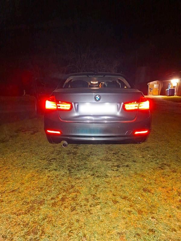 Gebraucht BMW 318 143 PS (105 kW) 2012 Grau Limousine