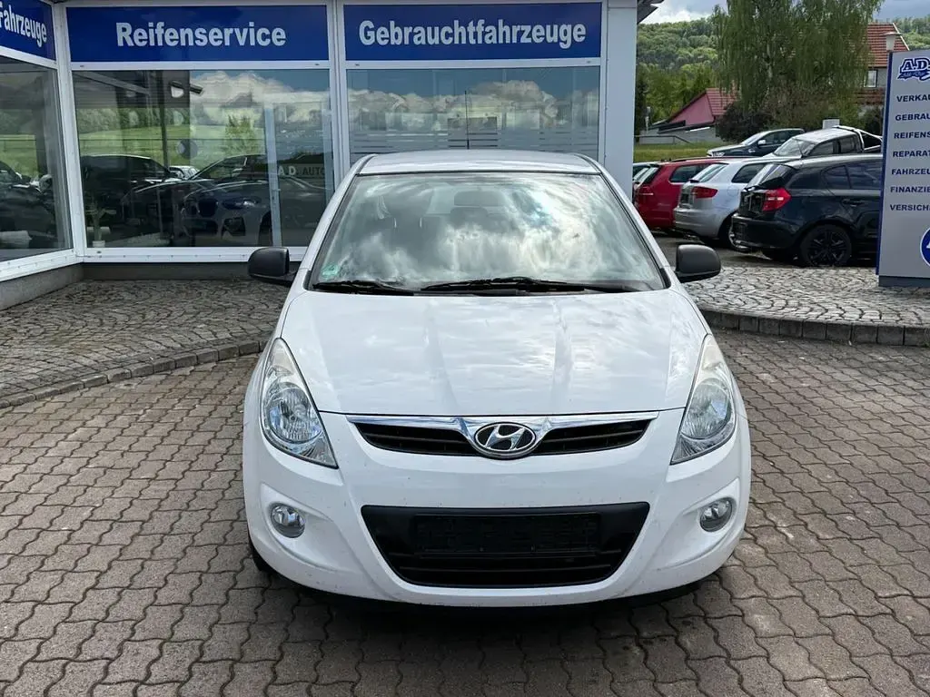 Gebraucht Hyundai i20 Classic 86 PS (63 kW) 2012 Weiß Kleinwagen