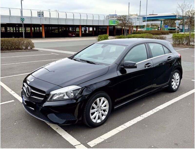 Schwarz Gebraucht 2015 Mercedes A180 Edition Limousine | 11.000 € (Fairer Preis) - Bild 1/4