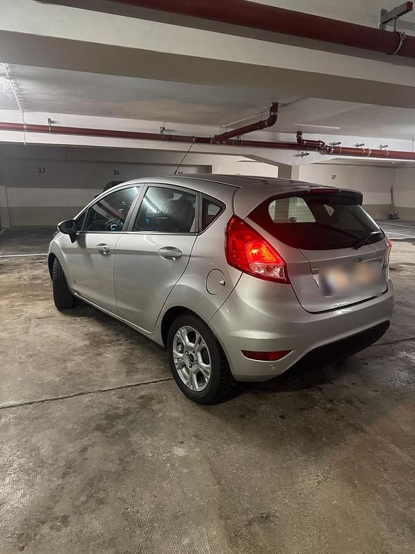 Gebraucht Ford Fiesta 60 PS (44 kW) 2014 Silber Kleinwagen