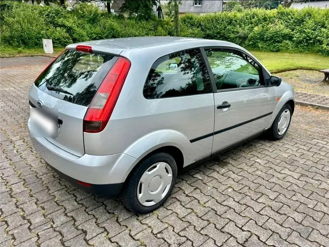 Gebraucht Ford Fiesta 60 PS (44 kW) 2004 Silber Kleinwagen