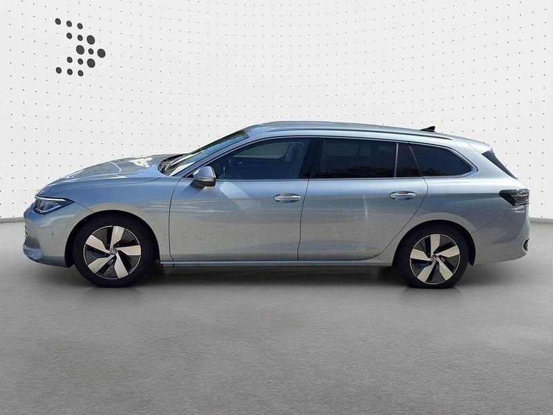 Gebraucht VW Passat Elegance 150 PS (110 kW) 2024 Oyster silver metallic Kombi