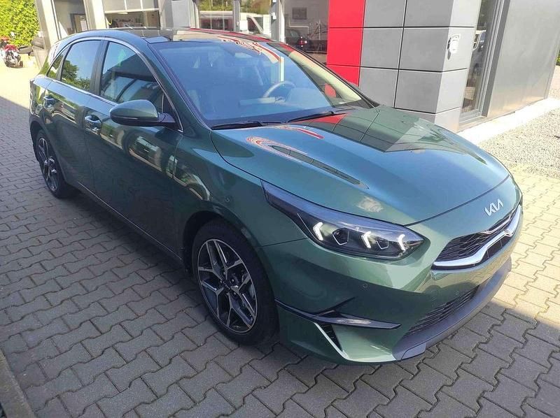 Neu Kia Ceed Platinum 140 PS (102 kW) 2025 Experience grün Kleinwagen