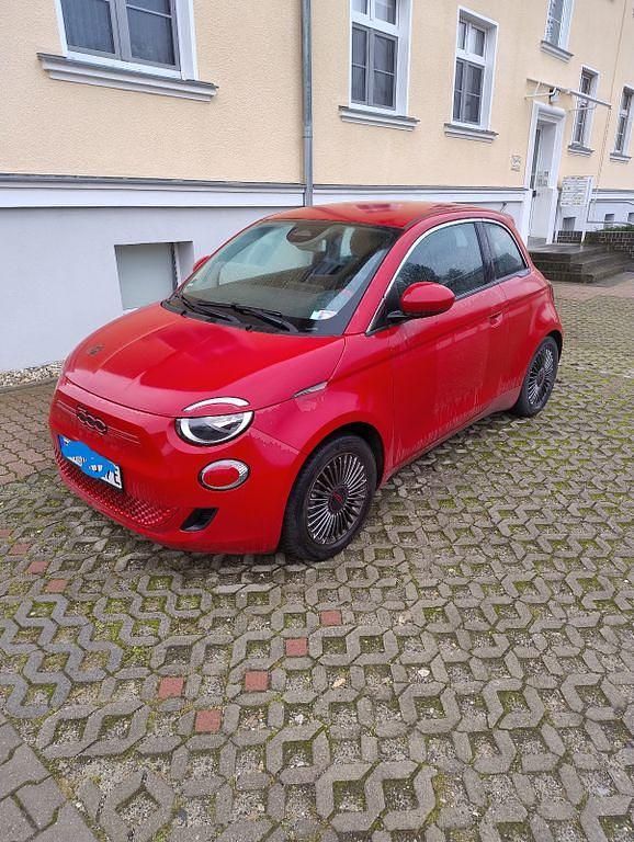 Rot Gebraucht 2022 Fiat 500e Red Limousine | 16.000 € (Etwas zu teuer) - Bild 1/4