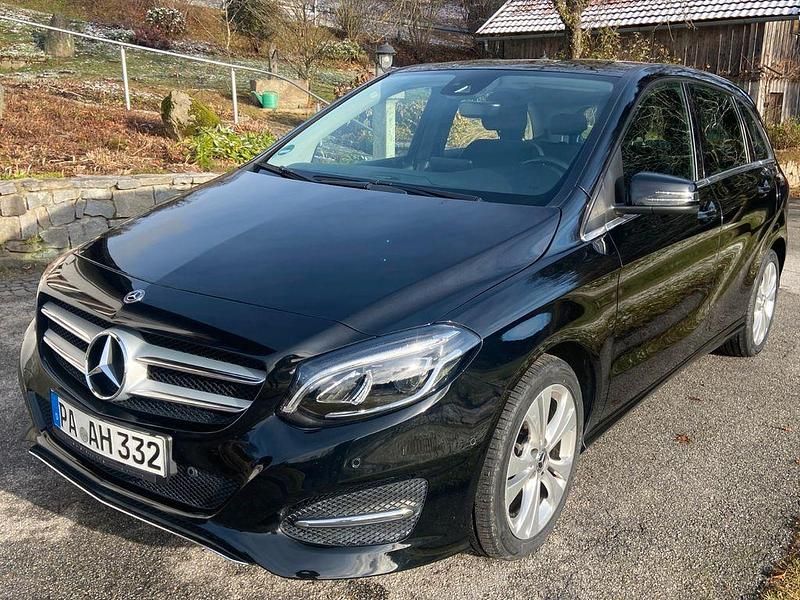 Schwarz Gebraucht 2018 Mercedes B180 Urban Van / Kleinbus | 13.700 € (Guter Preis) - Bild 1/4