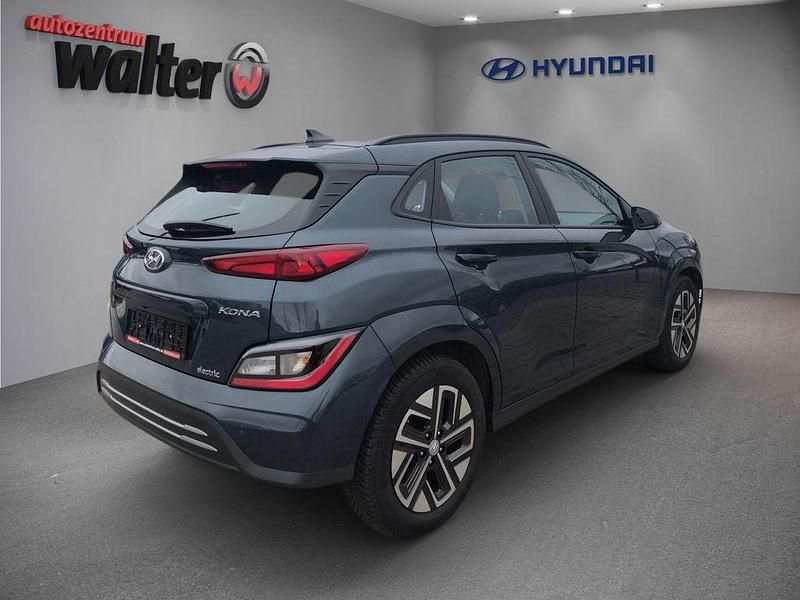 Gebraucht Hyundai Kona Select 100 kW (136 PS) 2022 Blau SUV