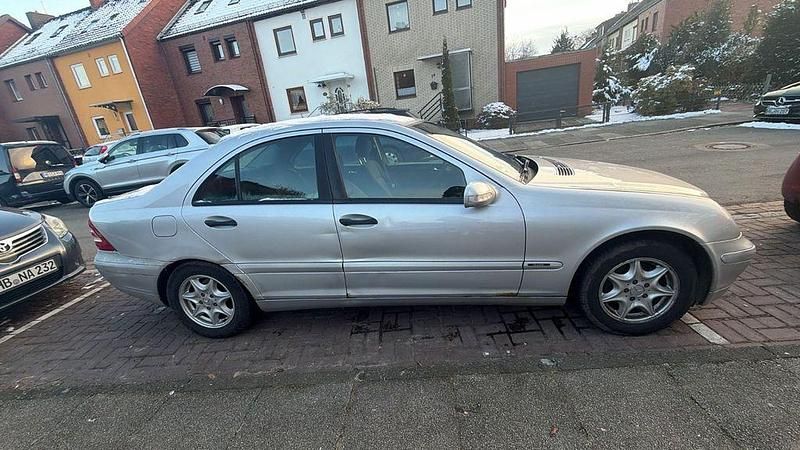 Gebraucht Mercedes 200 116 PS (85 kW) 2003 Silber Limousine
