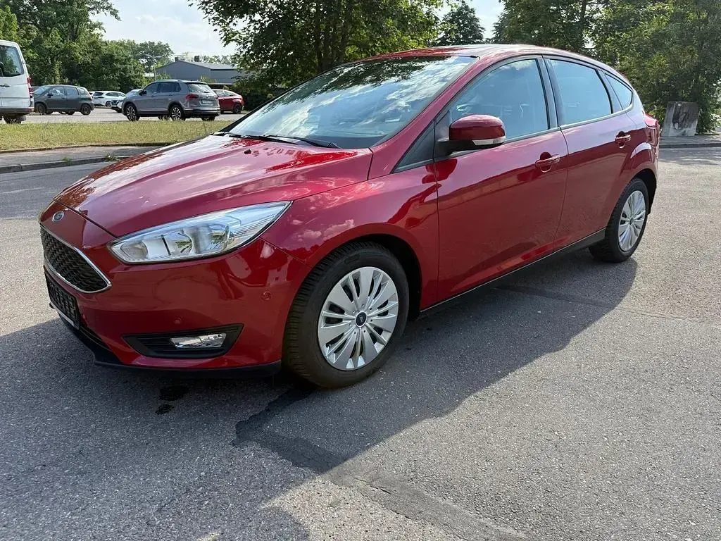 Gebraucht Ford Focus Trend 101 PS (74 kW) 2016 Rot Limousine