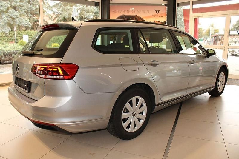 Gebraucht VW Passat 150 PS (110 kW) 2023 Silber Kombi