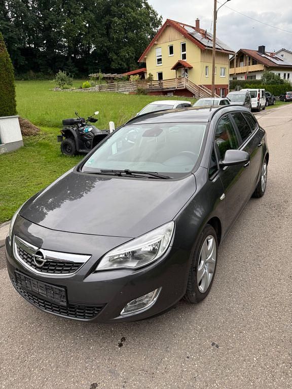 Grau Gebraucht 2011 Opel Astra Design Edition Kombi | 1.990 € (Superpreis) - Bild 1/4