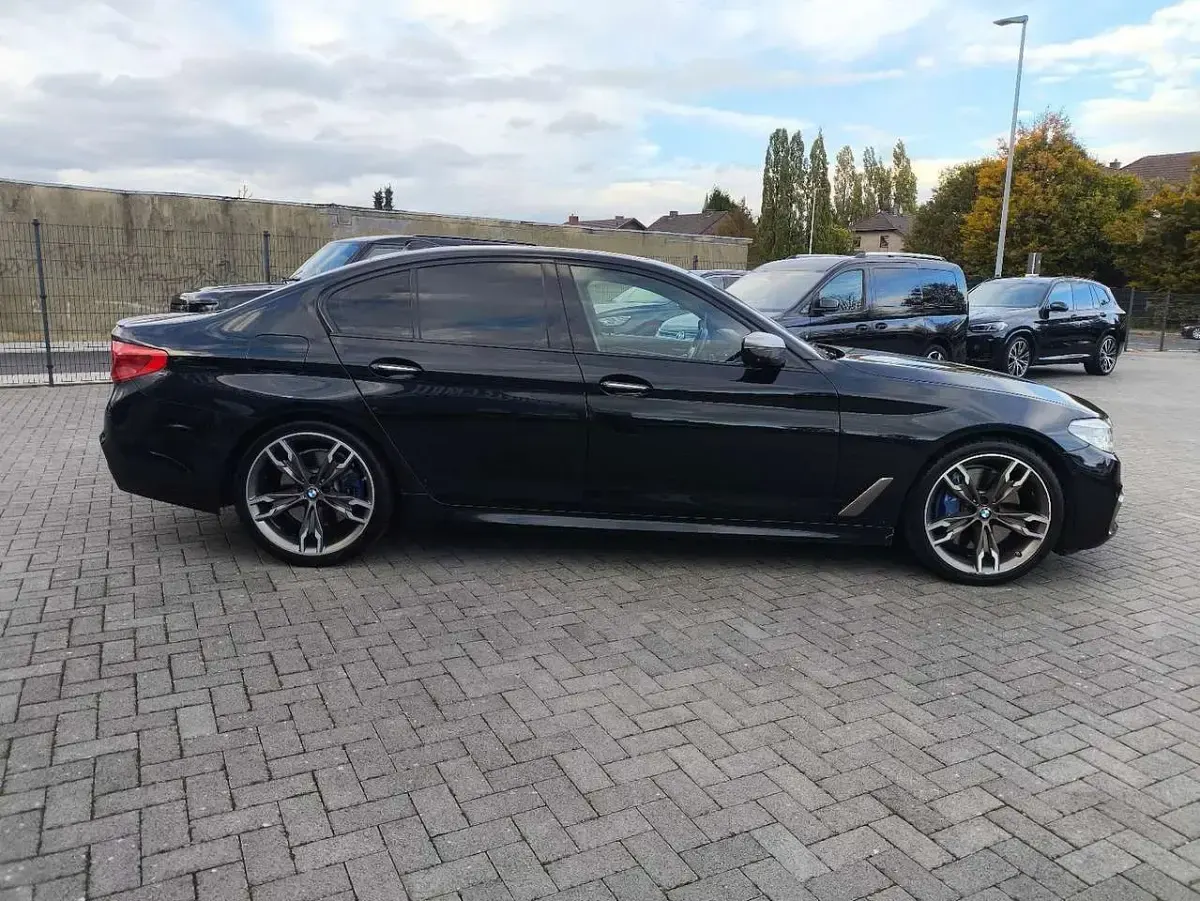 Gebraucht BMW 550 462 PS (339 kW) 2018 Saphirschwarz Limousine