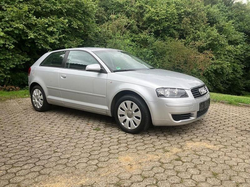 Grau Gebraucht 2004 Audi A3 Ambiente Limousine | 3.800 € (Fairer Preis) - Bild 1/4