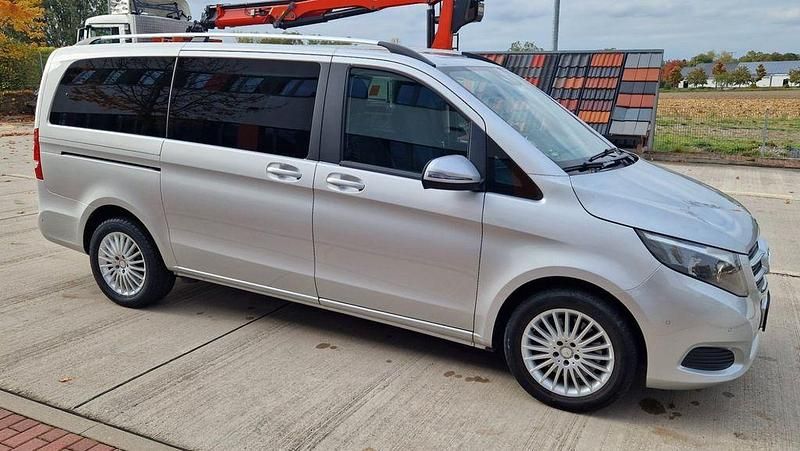 Silber Gebraucht 2016 Mercedes V250 Avantgarde Edition Van / Kleinbus | 34.499 € (Superpreis) - Bild 1/4