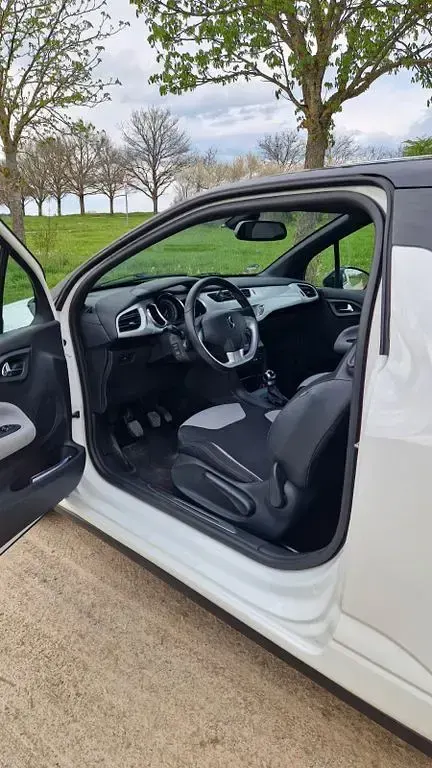Gebraucht Citroën DS3 Chic 95 PS (69 kW) 2011 Weiß Kleinwagen