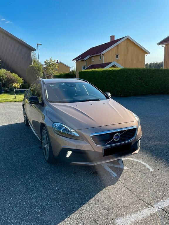 Braun Gebraucht 2016 Volvo V40 CC Summum Kombi | 15.500 € (Etwas zu teuer) - Bild 1/4