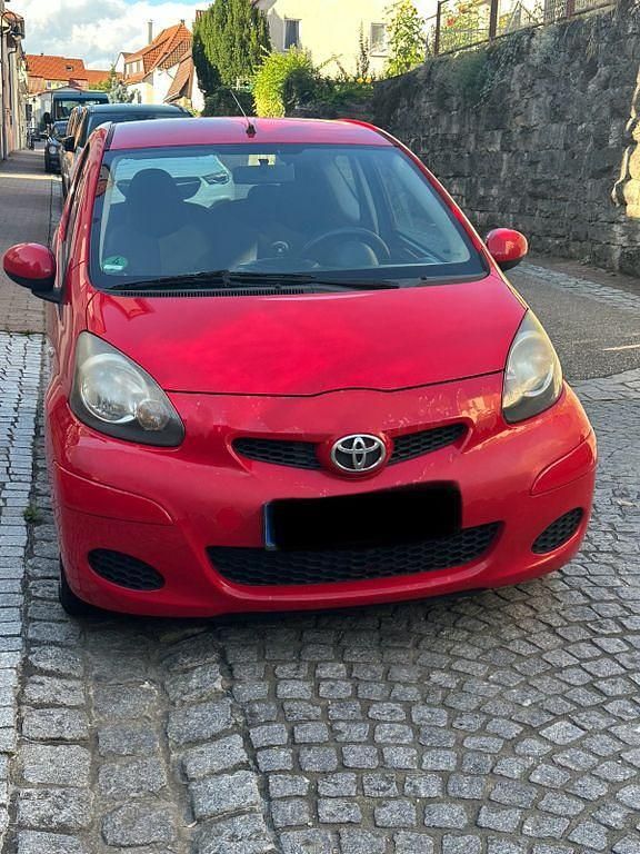 Rot Gebraucht 2012 Toyota Aygo Kleinwagen | 2.950 € (Fairer Preis) - Bild 1/4
