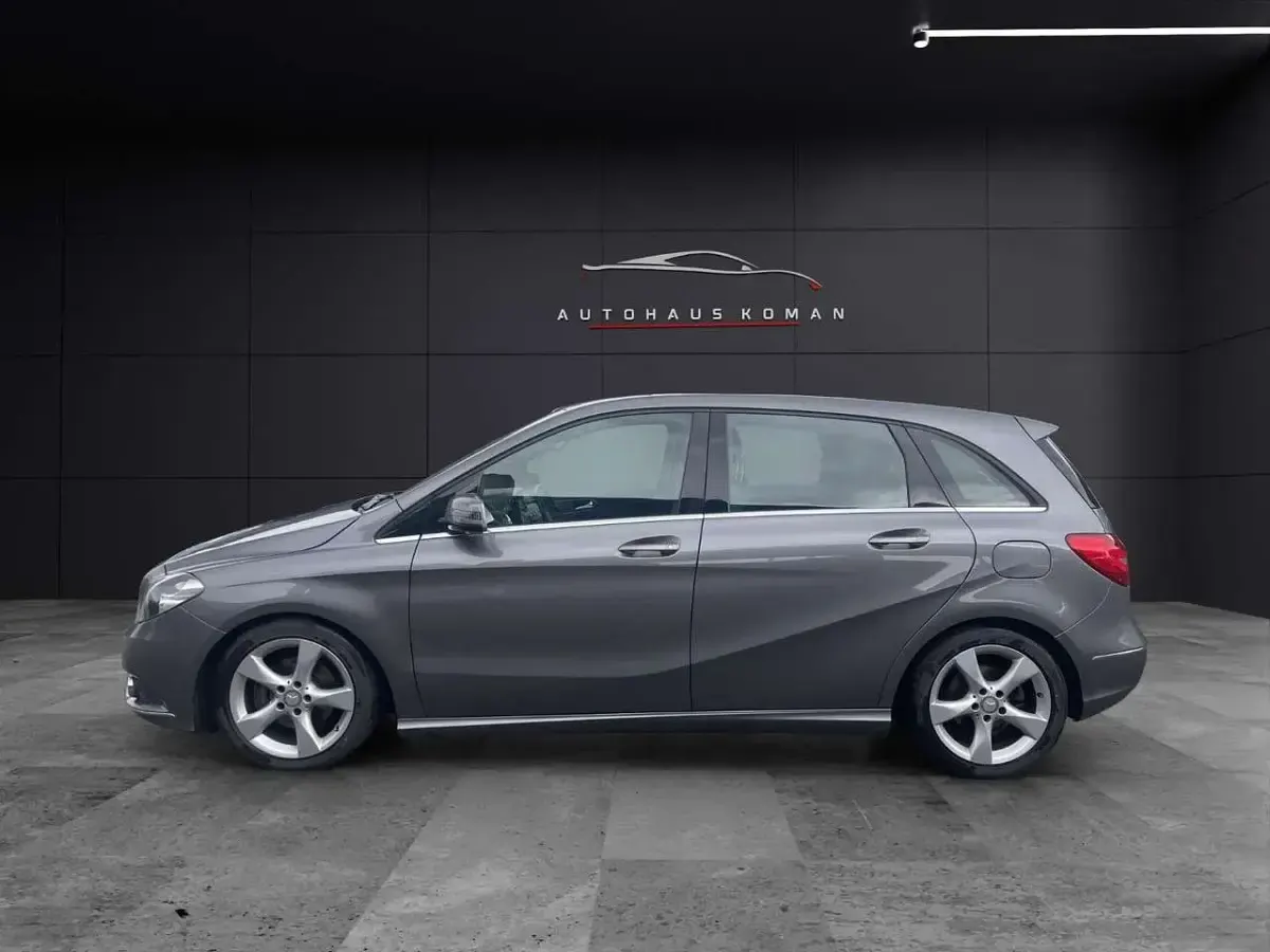 Gebraucht Mercedes B200 136 PS (100 kW) 2013 Mountaingrau Kleinwagen