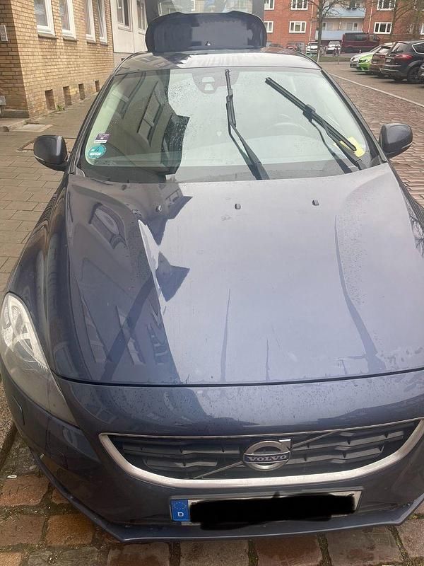 Blau Gebraucht 2015 Volvo V40 Momentum Limousine | 7.850 € (Guter Preis) - Bild 1/4