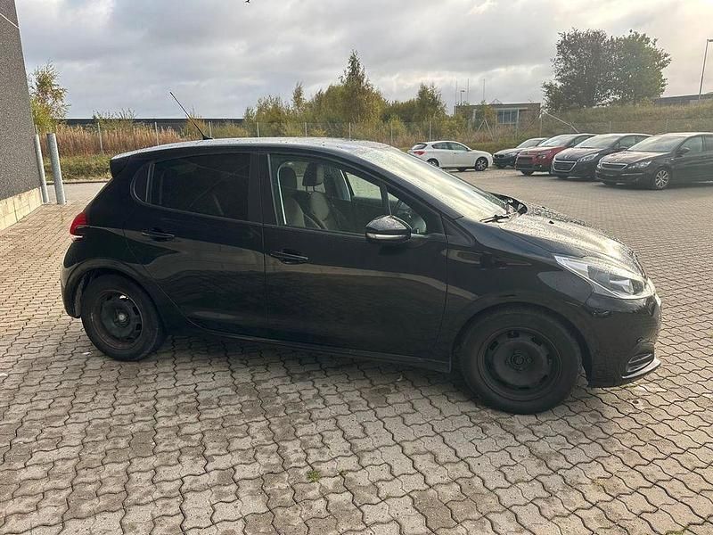 Gebraucht Peugeot 208 Active 99 PS (72 kW) 2018 Schwarz Kleinwagen