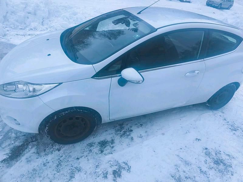 Gebraucht Ford Fiesta 82 PS (60 kW) 2010 Weiß Kleinwagen