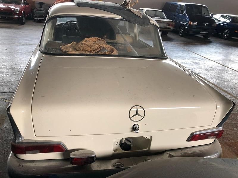 Second-hand Mercedes 190 1962 Bej Berlinǎ