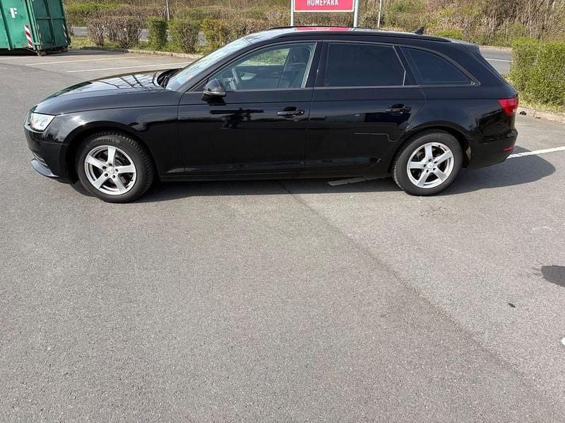 Gebraucht Audi A4 Basis 150 PS (110 kW) 2018 Schwarz Kombi