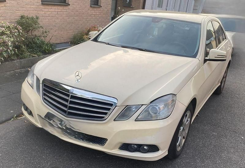 Gebraucht Mercedes E200 Elegance 136 PS (100 kW) 2011 Beige Limousine