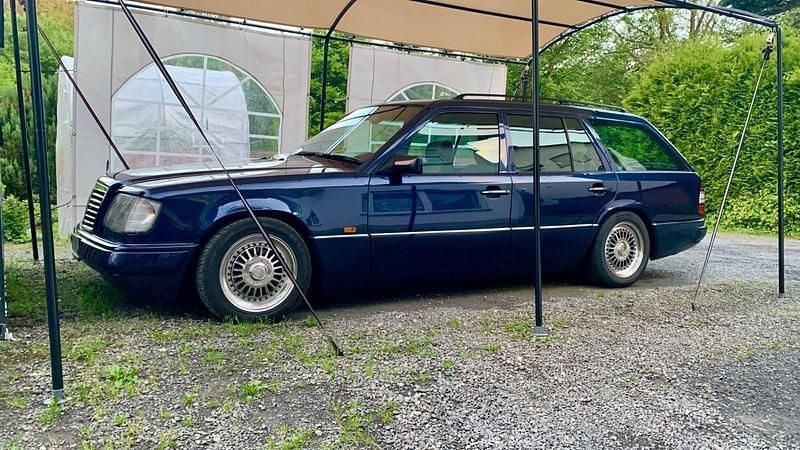 Blau Gebraucht 1995 Mercedes E200 Kombi | 7.800 € - Bild 1/4