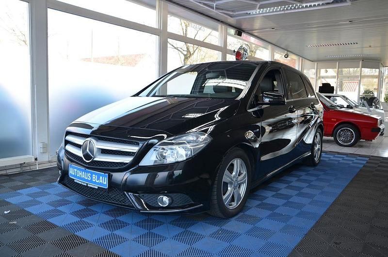Gebraucht Mercedes B180 122 PS (89 kW) 2012 Schwarz Van / Kleinbus
