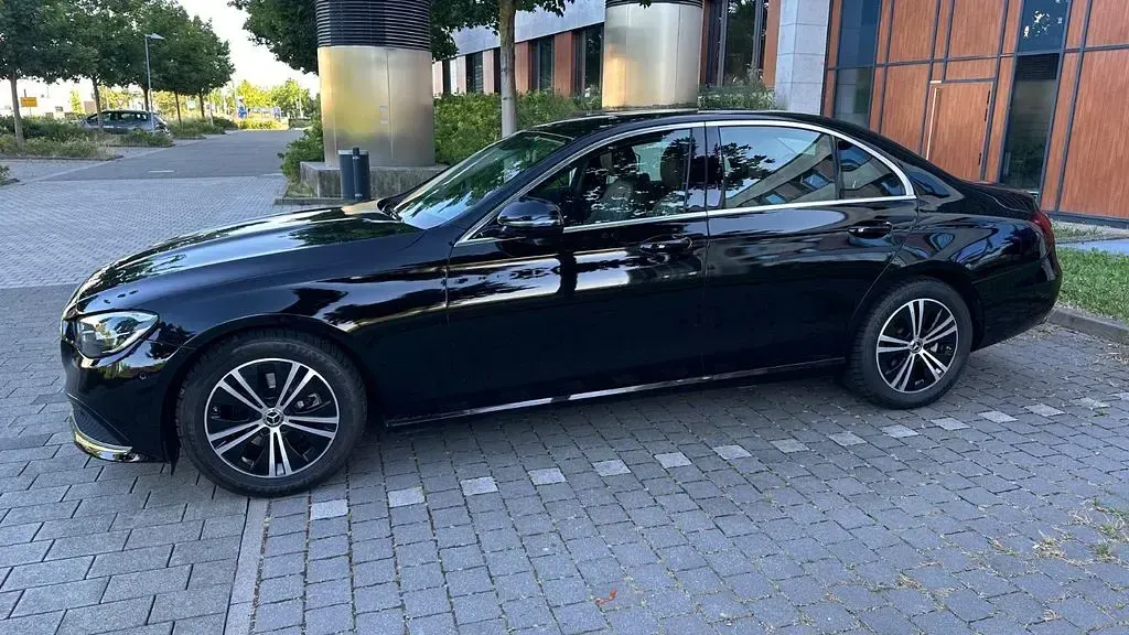 Gebraucht Mercedes E220 Avantgarde 200 PS (147 kW) 2023 Schwarz Limousine