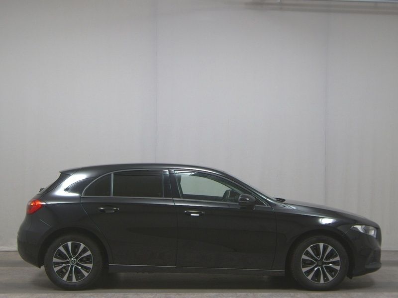 Schwarz Gebraucht 2019 Mercedes A180 Limousine | 16.480 € (Superpreis) - Bild 1/4
