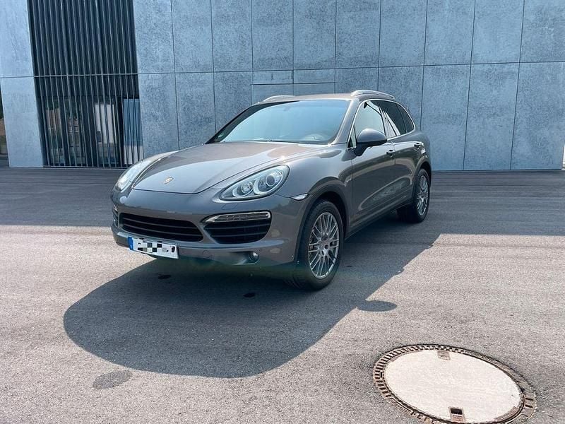 Grau Gebraucht 2010 Porsche Cayenne S E-Hybrid SUV | 16.499 € (Fairer Preis) - Bild 1/4