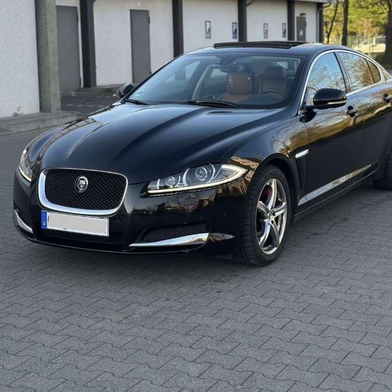Schwarz Gebraucht 2025 Jaguar XF S Limousine | 11.500 € - Bild 1/4