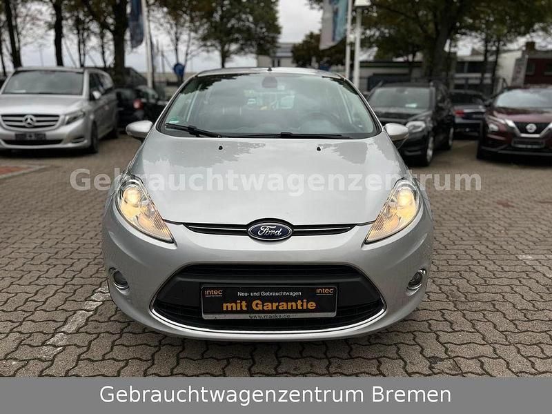 Gebraucht Ford Fiesta Titanium 69 PS (50 kW) 2012 Silber Kleinwagen