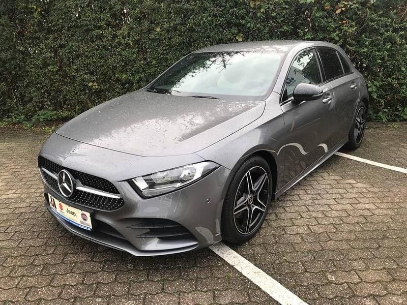 Mountaingrau met. (metallic) Gebraucht 2019 Mercedes A180 AMG line Limousine | 21.490 € (Superpreis) - Bild 1/4
