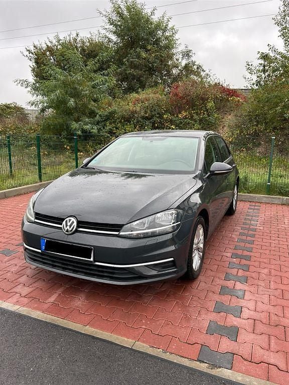 Grau Gebraucht 2019 VW Golf VII Comfortline Limousine | 15.100 € (Guter Preis) - Bild 1/4