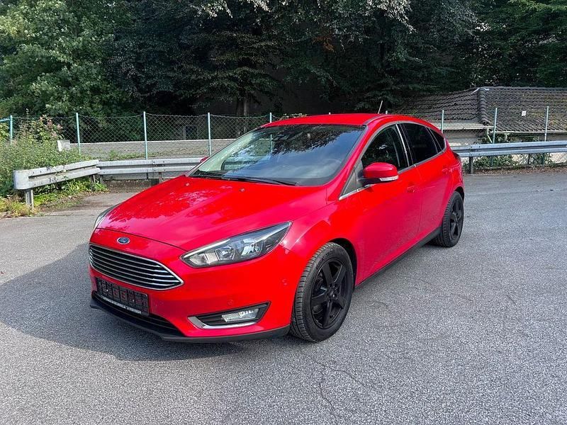 Rot Gebraucht 2018 Ford Focus Titanium Limousine | 8.790 € (Superpreis) - Bild 1/4