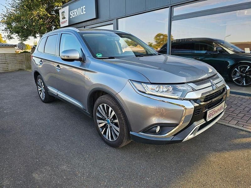 Grau Gebraucht 2020 Mitsubishi Outlander Diamant Edition SUV | 20.890 € (Fairer Preis) - Bild 1/4