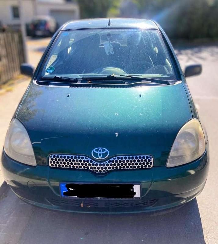 Grün Gebraucht 2001 Toyota Yaris Eco Limousine | 1.660 € (Fairer Preis) - Bild 1/4