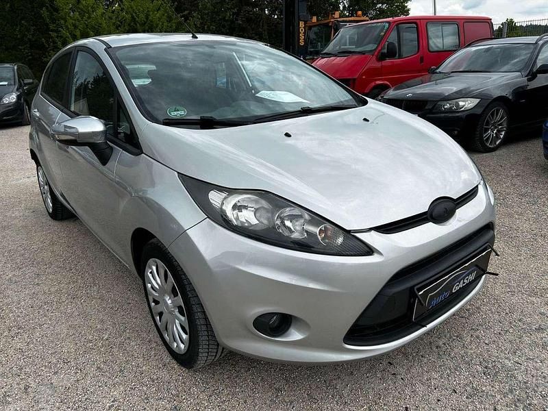 Gebraucht Ford Fiesta Titanium 69 PS (50 kW) 2010 Silber Kleinwagen