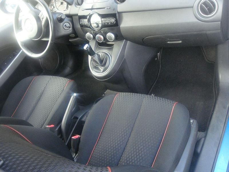 Second-hand Mazda 2 Edition 75 CP (55 kW) 2012 Albastru Berlinǎ