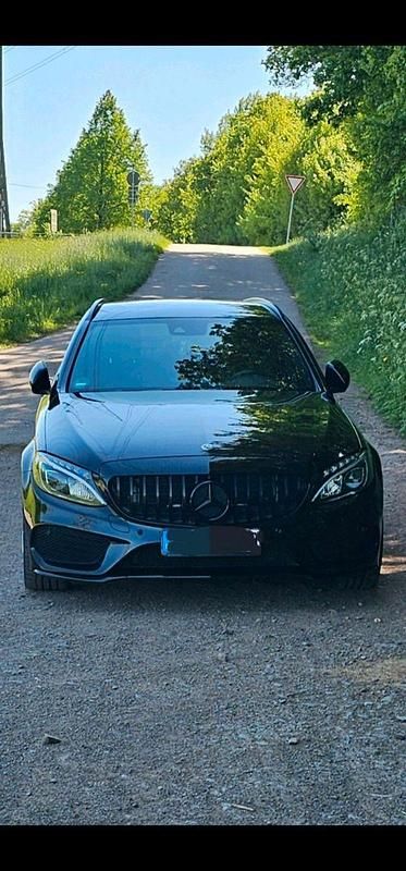 Schwarz Gebraucht 2018 Mercedes C250 AMG Kombi | 19.999 € (Fairer Preis) - Bild 1/4