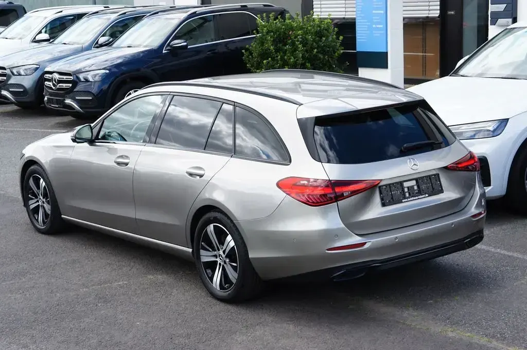 Gebraucht Mercedes 300 Avantgarde 265 PS (194 kW) 2022 Silber Limousine