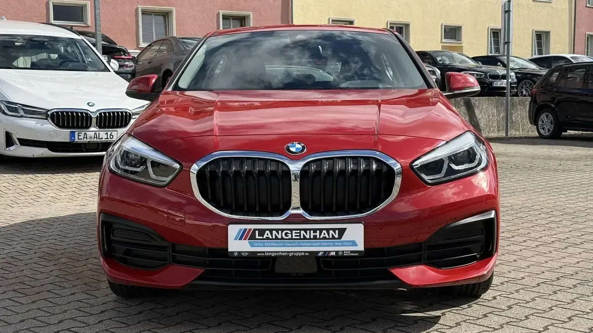 Gebraucht BMW 118 Advantage 136 PS (100 kW) 2023 Rot Limousine