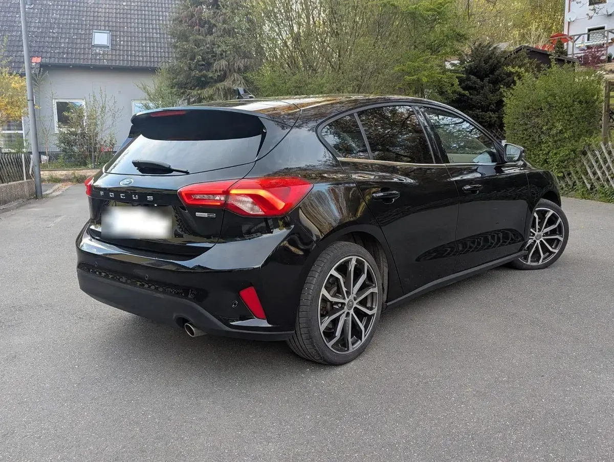 Usado Ford Focus Titanium 155 CV (114 kW) 2020 Negro Berlina
