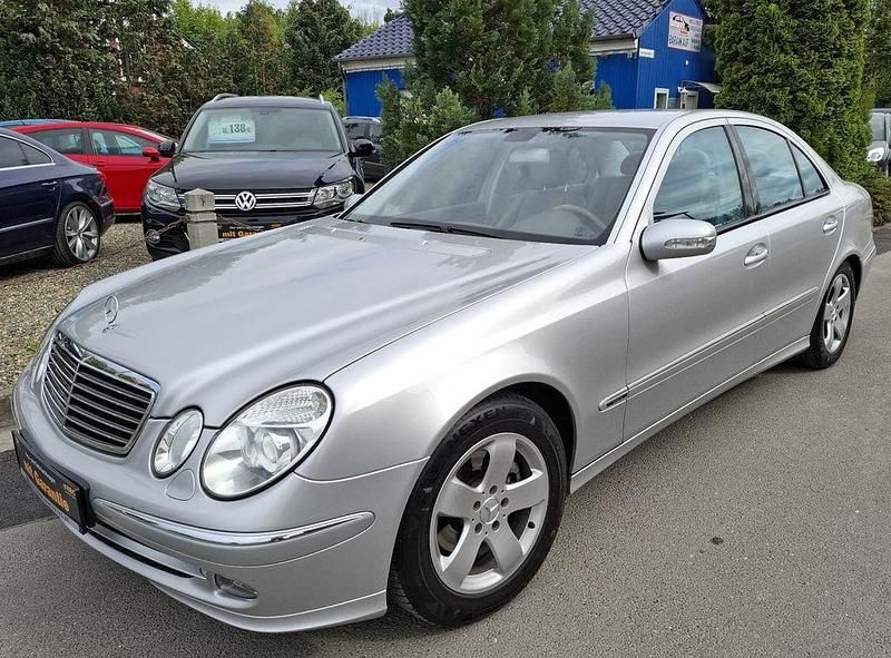 Silber Gebraucht 2004 Mercedes E200 Avantgarde Limousine | 5.490 € (Fairer Preis) - Bild 1/4